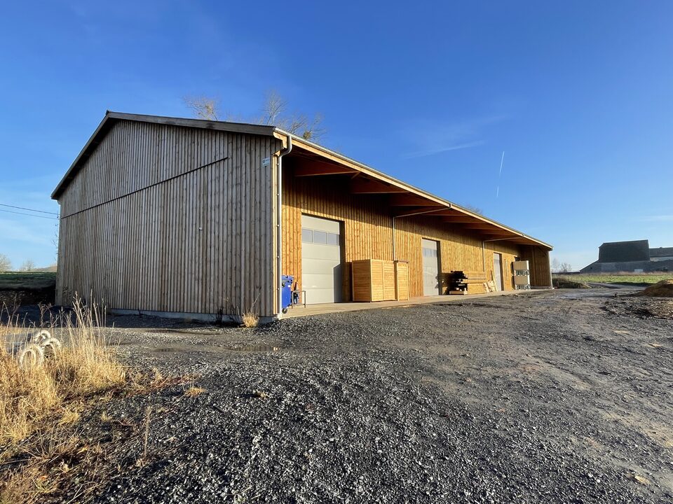 La malterie artisanale de Dinant, bâtiment en bois sur le plateau