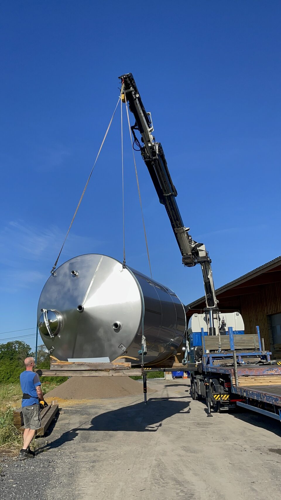 Livraison d'une cuve inox neuve à la malterie